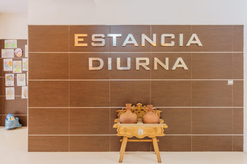Cartel de estancia diurna en Residencial Costa Nevada