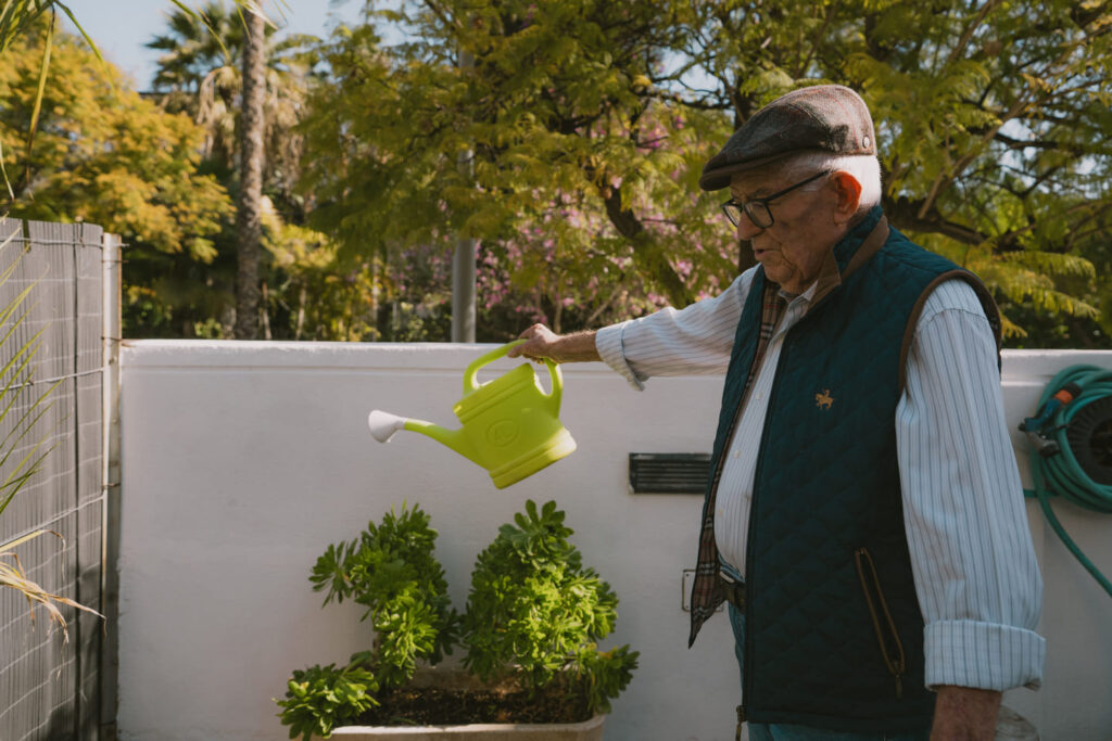 Residente regando plantas en Residencial Costa Nevada