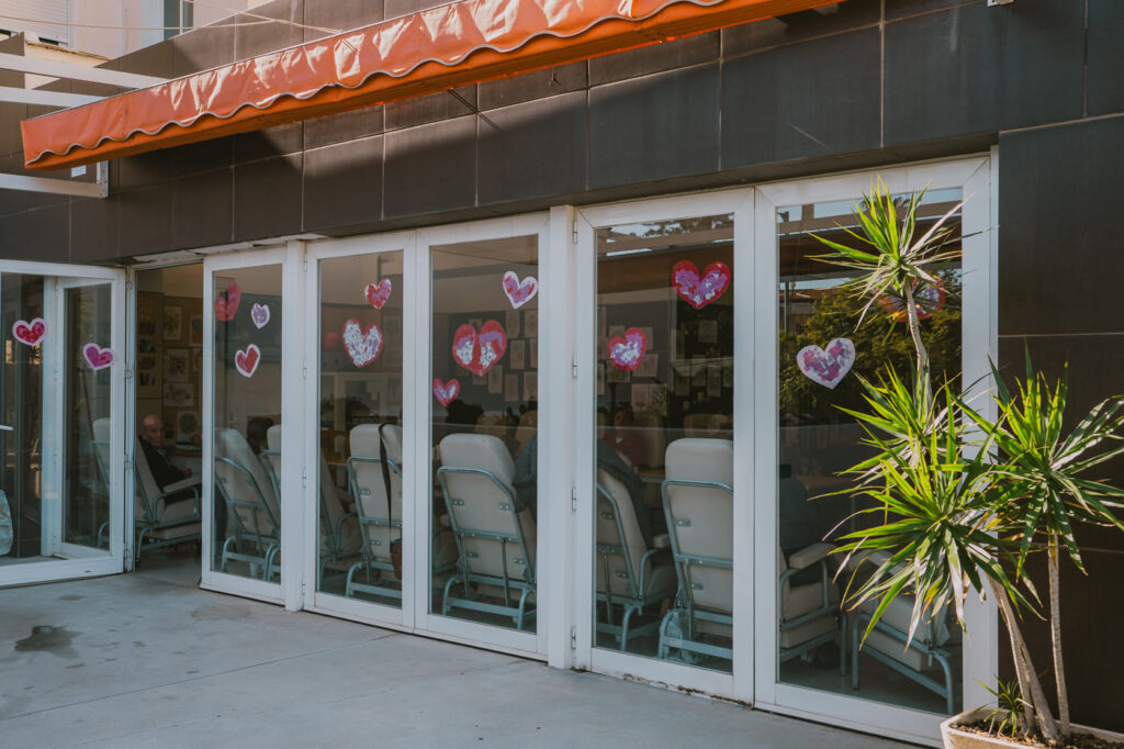Vista exterior de una sala en Residencial Costa Nevada con decoración de San Valentín